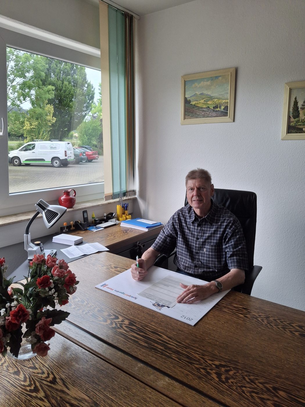 Ortsbürgermeister Klaus-Werner Hanelt an seinem Schreibtisch im neuen Büro in der Gemeindeverwaltungsstelle Klein Lengden
